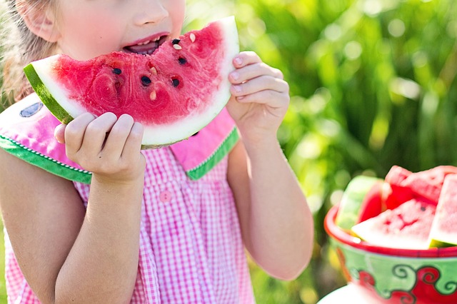 holčička jí meloun