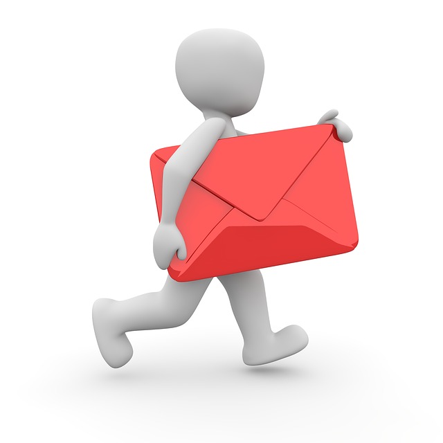 poštovní doručovatel s červenou obálkou
