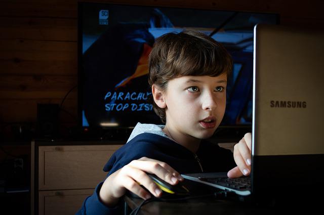 chlapec hrající na počítači